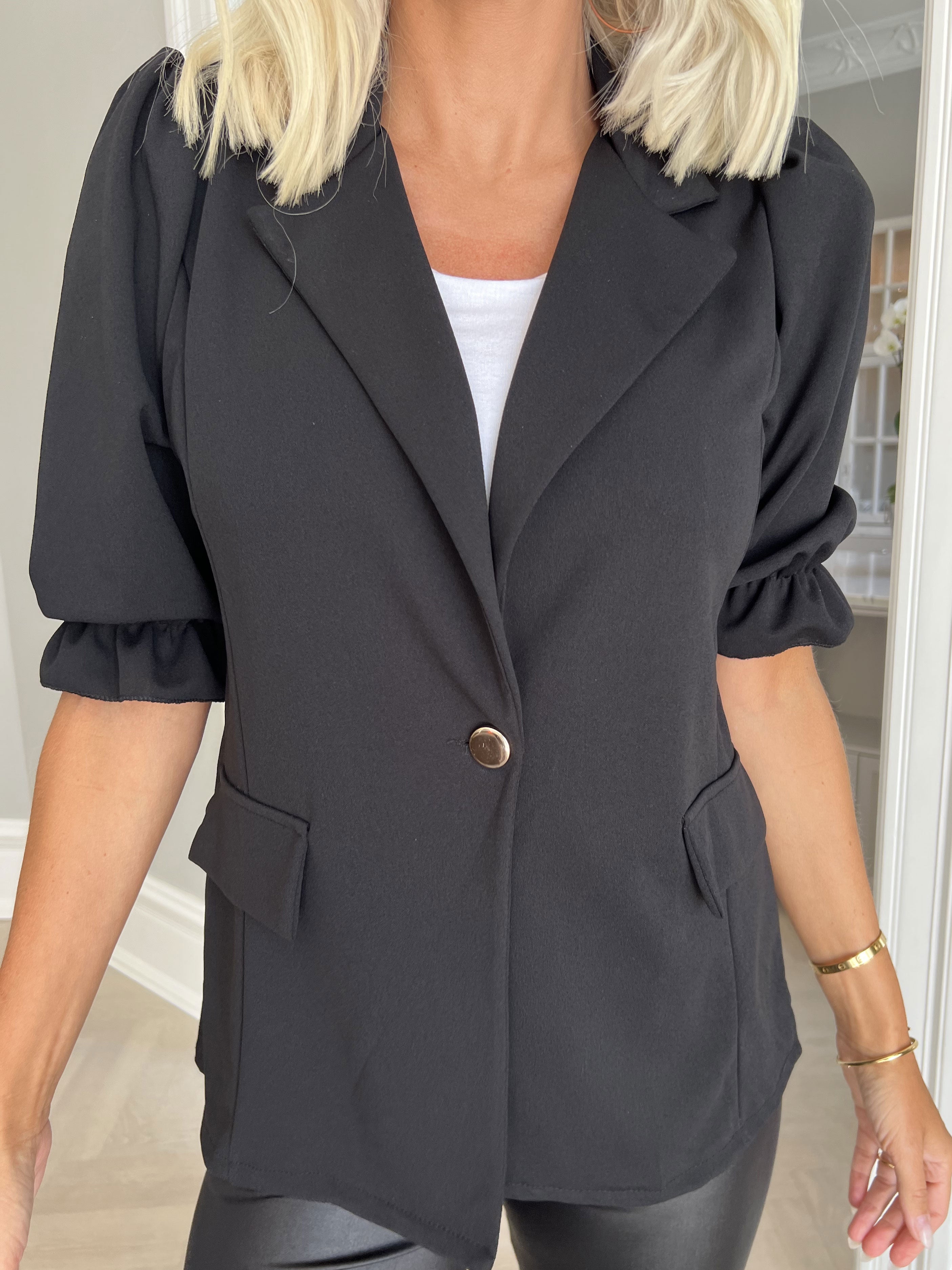 Amelia - Sød blazer med pufærmer og guld knap